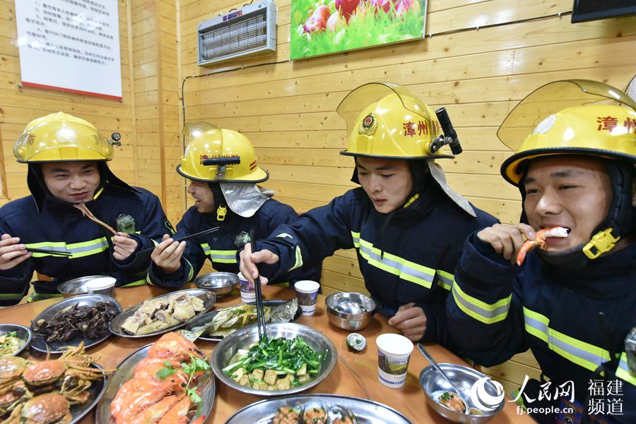 “在家過年熱鬧，在大隊過年還有兄弟們在一起，更熱鬧?！蹦暇赶来箨爲鸲芬话喔卑嚅L王祥祥（右二）感嘆。 余杉芳攝